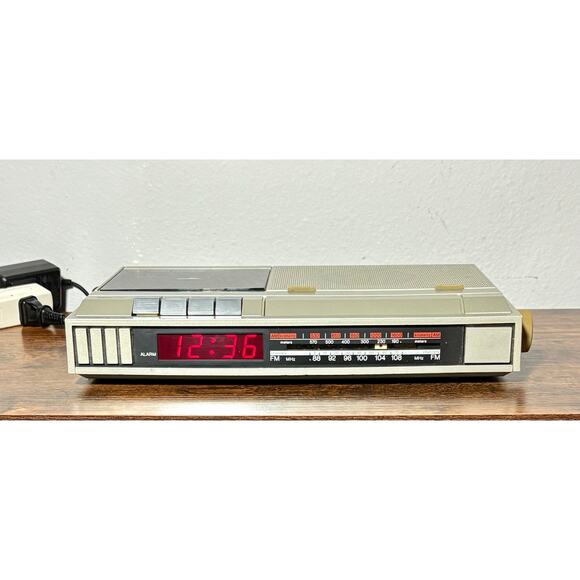 Vintage Magnavox D7547/47 Radio Cassette Alarm Clock/ Cassette- see description - Picture 2 of 9